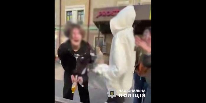 Молодых людей, которые громко слушали российскую музыку в Киеве, установили полицейские и СБУ, фото: полиция Киева