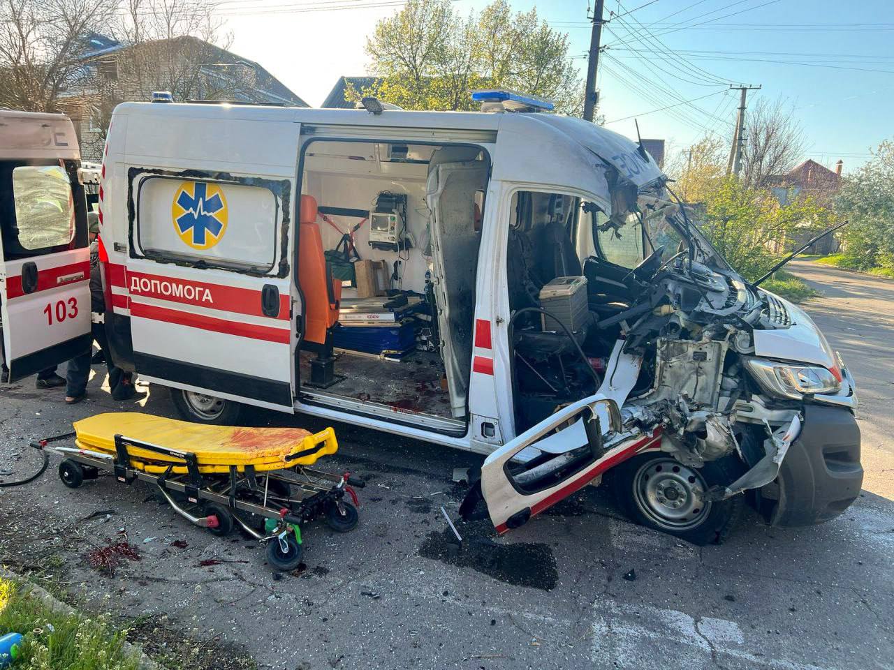 Російський дрон атакував «швидку» у Херсоні. Фото: МВА