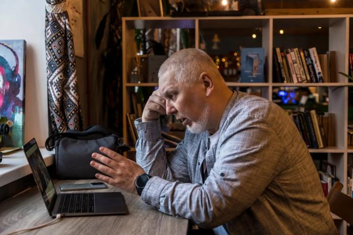 Бывший учитель истории из Белой Церкви во время видеоразговоров с россиянами опровергает российскую пропаганду