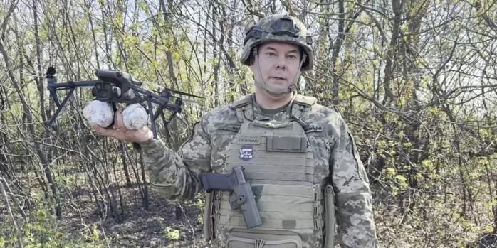 Украинским военным на передовой паски передали с помощью дронов, скриншот видео