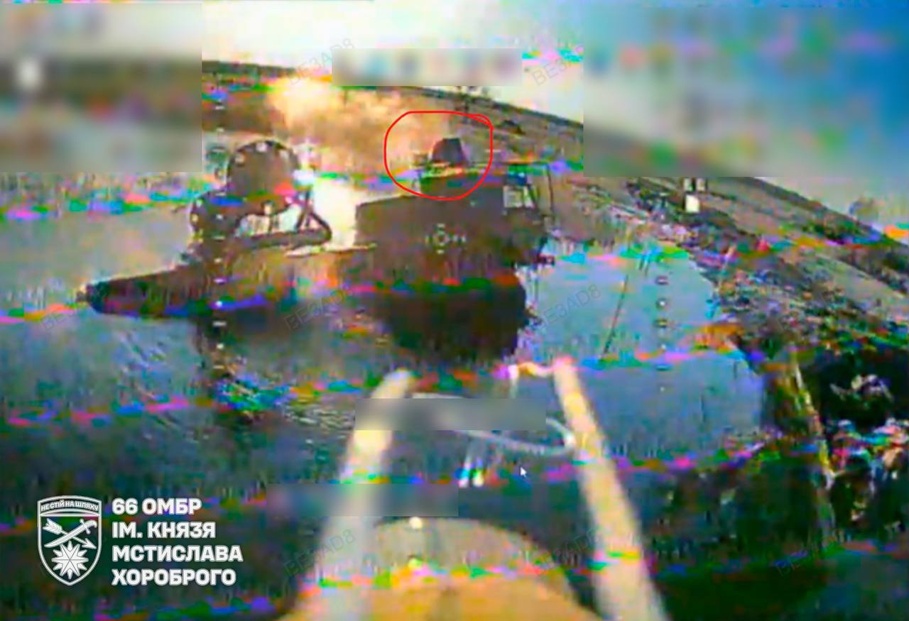 Окупанти розчищають переправу через річку. Фото: 66 ОМБР