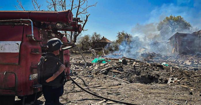 рф масовано атакувала ФАБами Купʼянськ. Фото: ДСНС