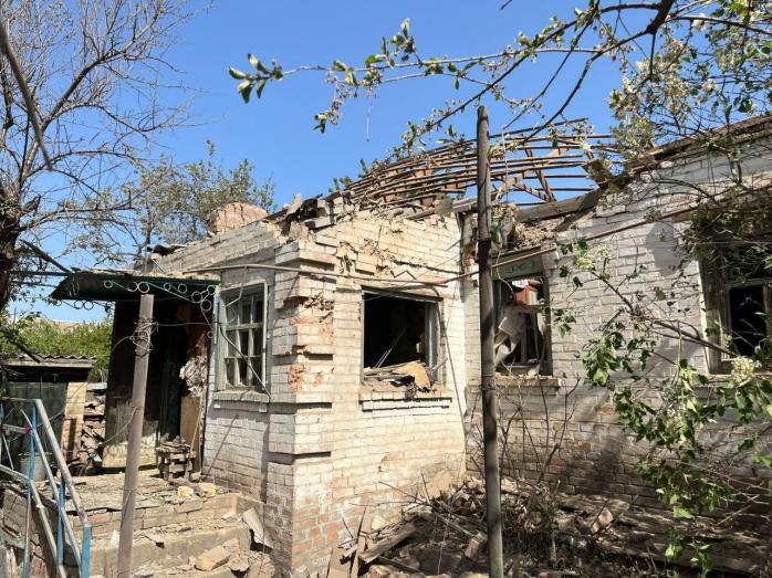 Армія рф атакувала FPV-дроном матір з доньками. Фото: ОВА