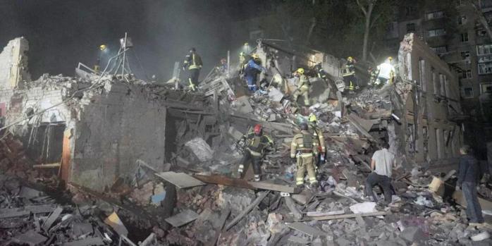 Наслідки російської повітряної атаки по Києву, фото: ДСНС