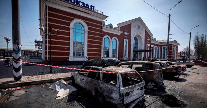 Армія рф обстріляла залізничний вокзал у Краматорську. Фото: