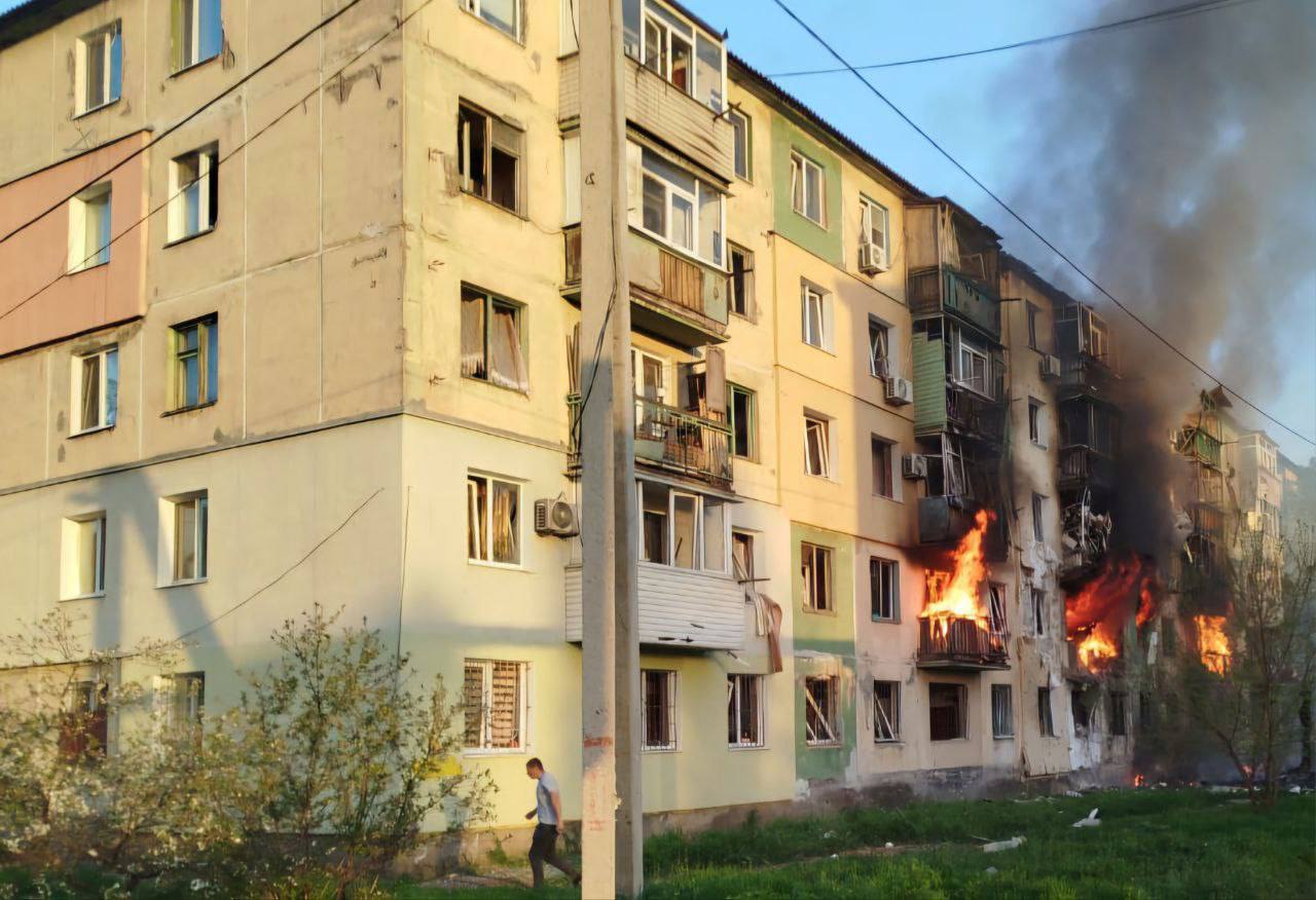 Армія рф атакувала багатоповерхівку в Павлограді. Фото: ОВА