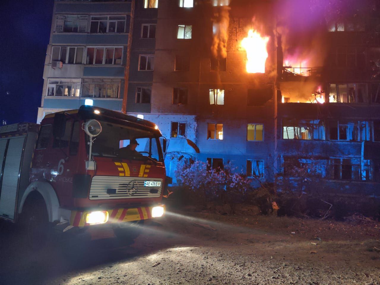 «Шахед» влучив по багатоповерхівці у Кам'янському. Фото: ОВА