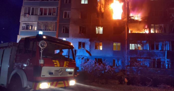 «Шахед» влучив по багатоповерхівці у Кам'янському. Фото: ОВА