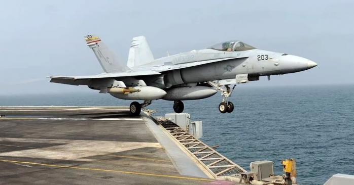 Американський винищувач впав у море з авіаносця. Фото: 