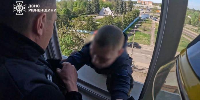 На Рівненщині врятували чоловіка, який намагався вистрибнути з вікна, скріншот відео