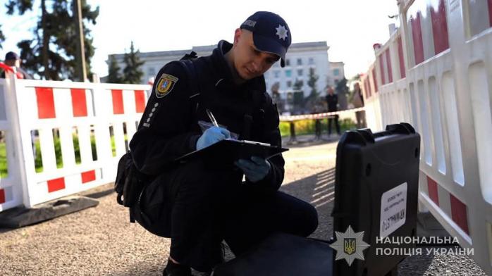 В Одессе на Куликовом поле 2 мая мужчина с двумя ножами набросился на полицейских