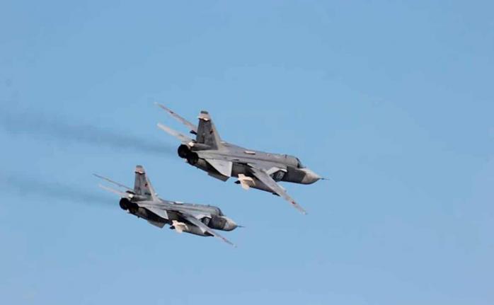 Російські пілоти опинилися у морі під час комбінованої атаки безпілотників на російську військово-морську базу в Новоросійську