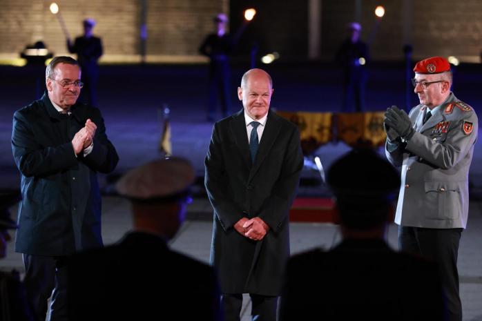 В Берлине с песнями провели с должности канцлера Шольца