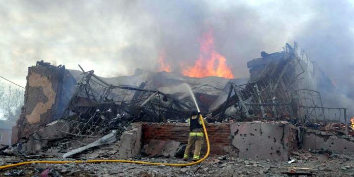 Последствия российского ракетного удара по пригороду Сум, фото: ГСЧС