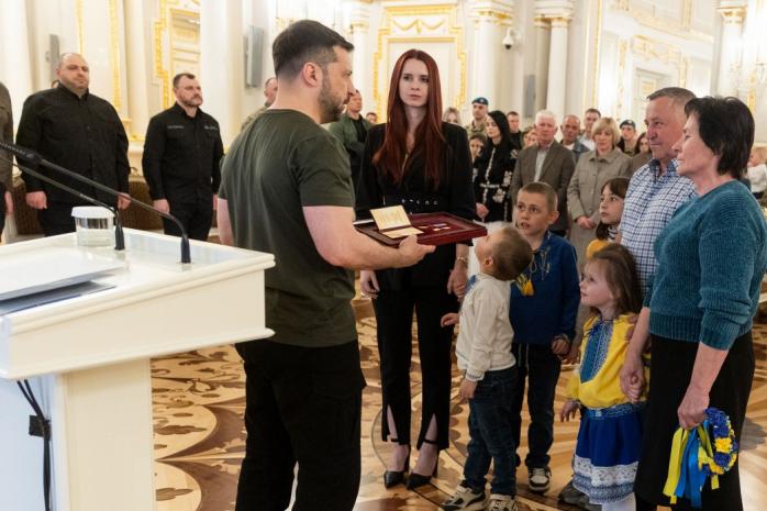 Месь, Петриченко, Малюк, Бровди, Пархоменко: президент отметил госнаградами Героев Украины и передал ордена родным погибших