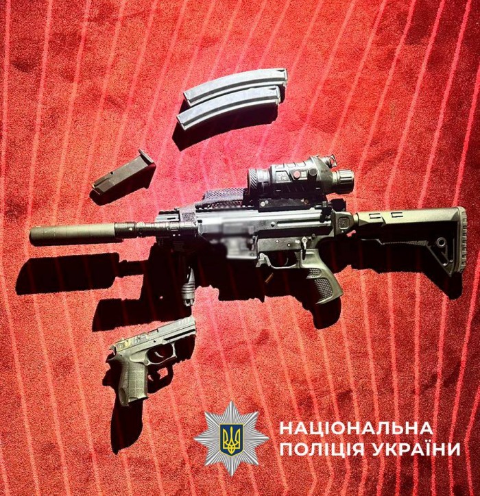 У чоловіка, який влаштував стрілянину у готелі в Святошинському районі, вилучили зброю, фото: Національна поліція