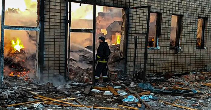 рф ударила по объекту промышленной инфраструктуры в Сумах. Фото: ГСЧС