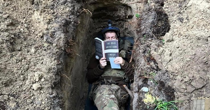 Ширшин читає Снайдера в окопі