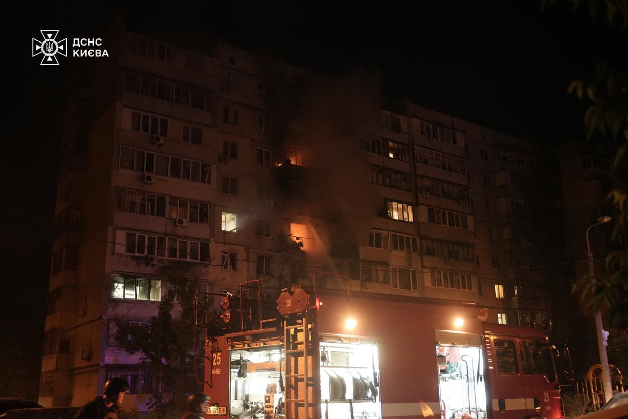 Росіяни масовано атакували Київ ракетами та дронами. Фото: ДСНС 