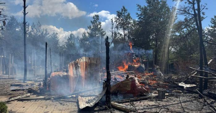 Оккупанты сбросили КАБ на дом в Константиновке. Фото: