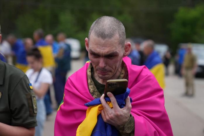 Эмоциональные встречи проходят по возвращении еще одной большой группы украинских бойцов домой из российского плена