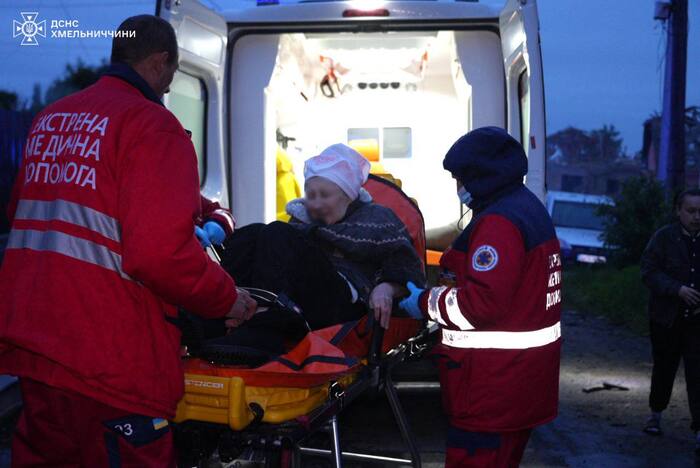 Наслідки російської повітряної атаки на Хмельниччину, фото: ДСНС