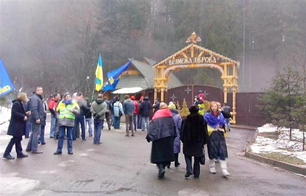 На Закарпатье «автомайдановцы» пикетировали имение Медведчука (ФОТО, ВИДЕО)