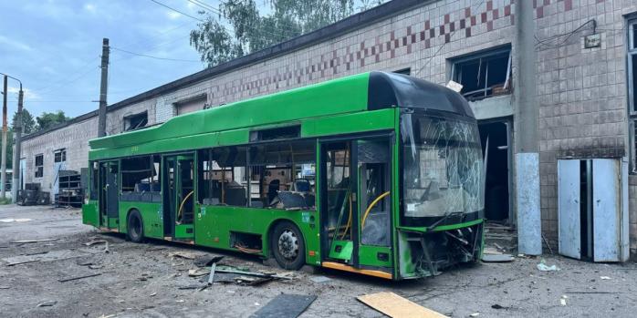 Наслідки російського удару по депо у Харкові, фото: Ігор Терехов