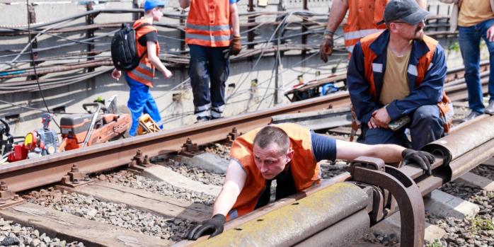 Ремонт метро после российской атаки в Киеве, фото: КГГА