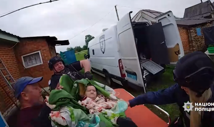 Одна не ходить, інша перенесла інсульт, третя – з паличкою: «Білі янголи» евакуювали літніх жінок з прикордоння