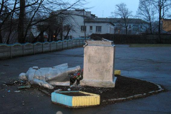 На Житомирщині завалили пам’ятник Леніну (ФОТО)