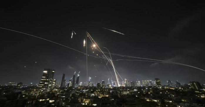 Іран масовано вдарив по Ізраїлю балістикою, є загиблі й поранені. Фото: 