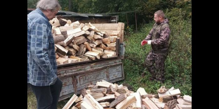 Российские захватчики отбирают у гражданских заготовленные на зиму дрова, фото: «единая россия»