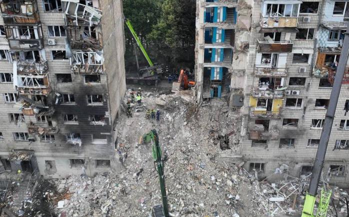 Ракетна атака на Київ: вибухотехніки винесли нерозірвані касетні боєприпаси з квартир житлового будинку