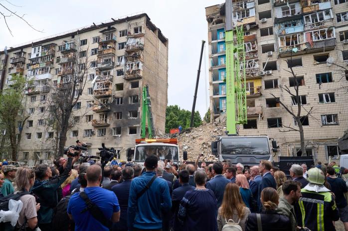 Дипломати побували на місці удару терористів рф по багатоповерхівці в Києві
