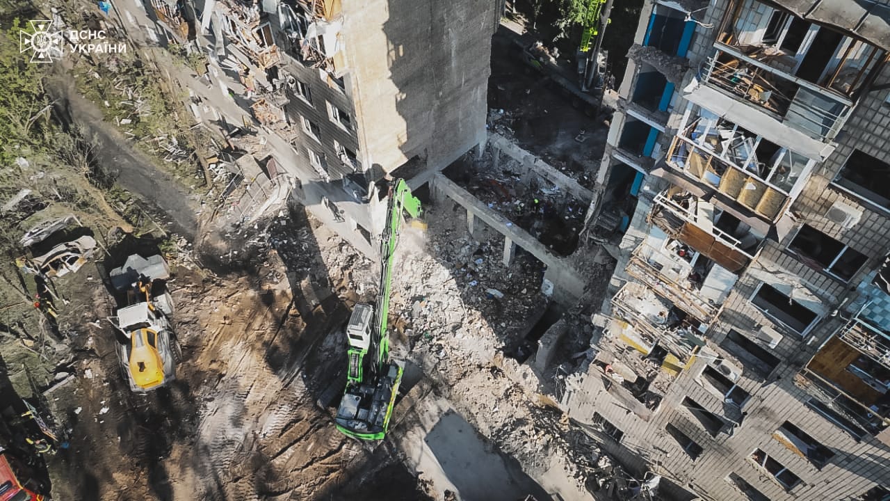 У Києві з-під завалів деблокували тіла ще пʼяти загиблих. Фото: ДСНС