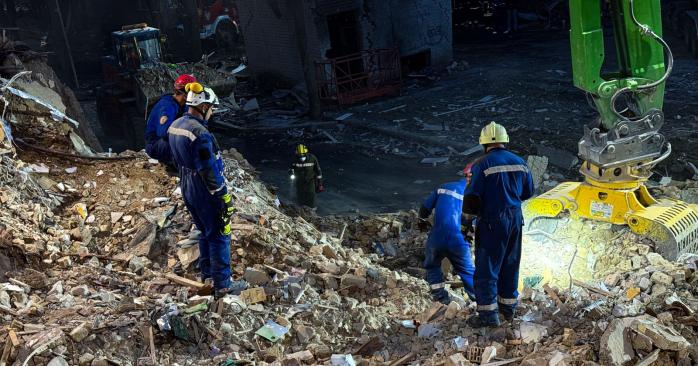 В Киеве из-под завалов деблокировали тела еще пяти погибших. Фото: ГСЧС