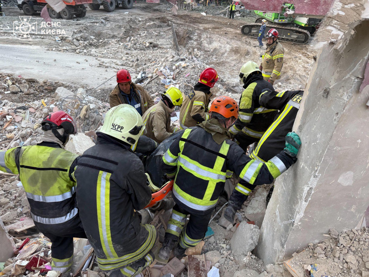 Кількість загиблих у Києві зросла до 26 осіб. Фото: ДСНС