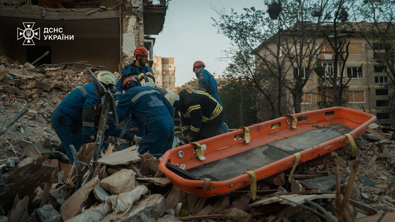 Кількість загиблих у Києві зросла до 26 осіб. Фото: ДСНС