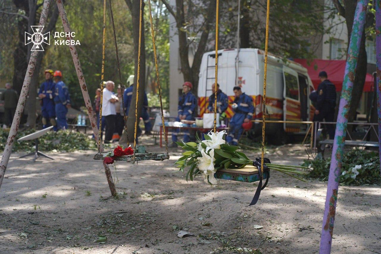 Кількість загиблих у Києві зросла до 26 осіб. Фото: ДСНС