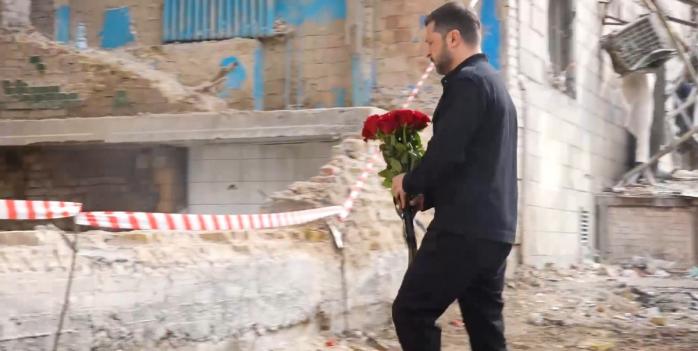 Володимир Зеленський відвідав місце влучання російської ракети, скріншот відео