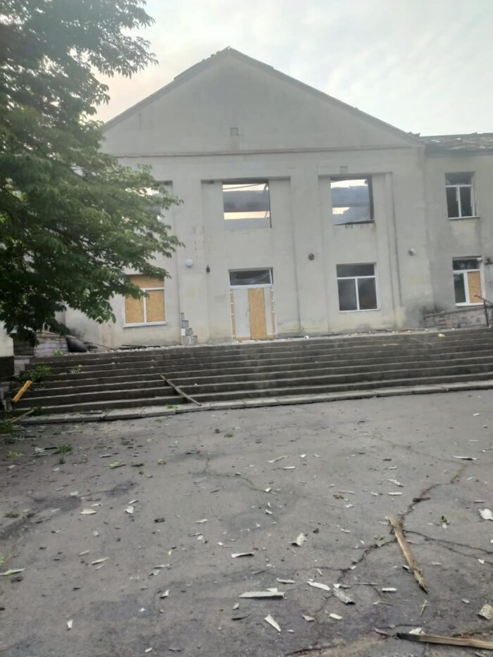 Російський дрон вдарив по будинку культури у Новоолександрівці, фото: Херсонська ОВА