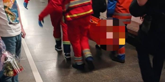 19-летний блоггер пытался поразить подписчиков в столичном метрополитене, фото: КП «Киевский метрополитен»