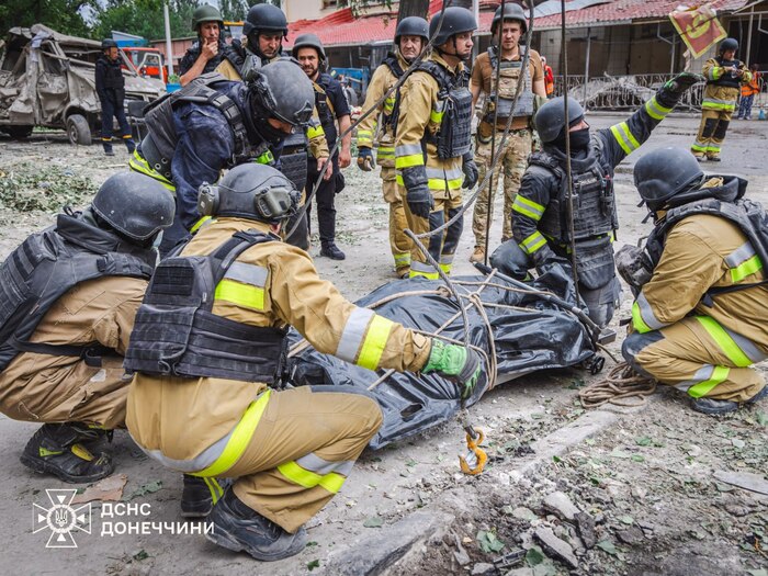 Наслідки російського ракетного удару по Краматорську, фото: ДСНС