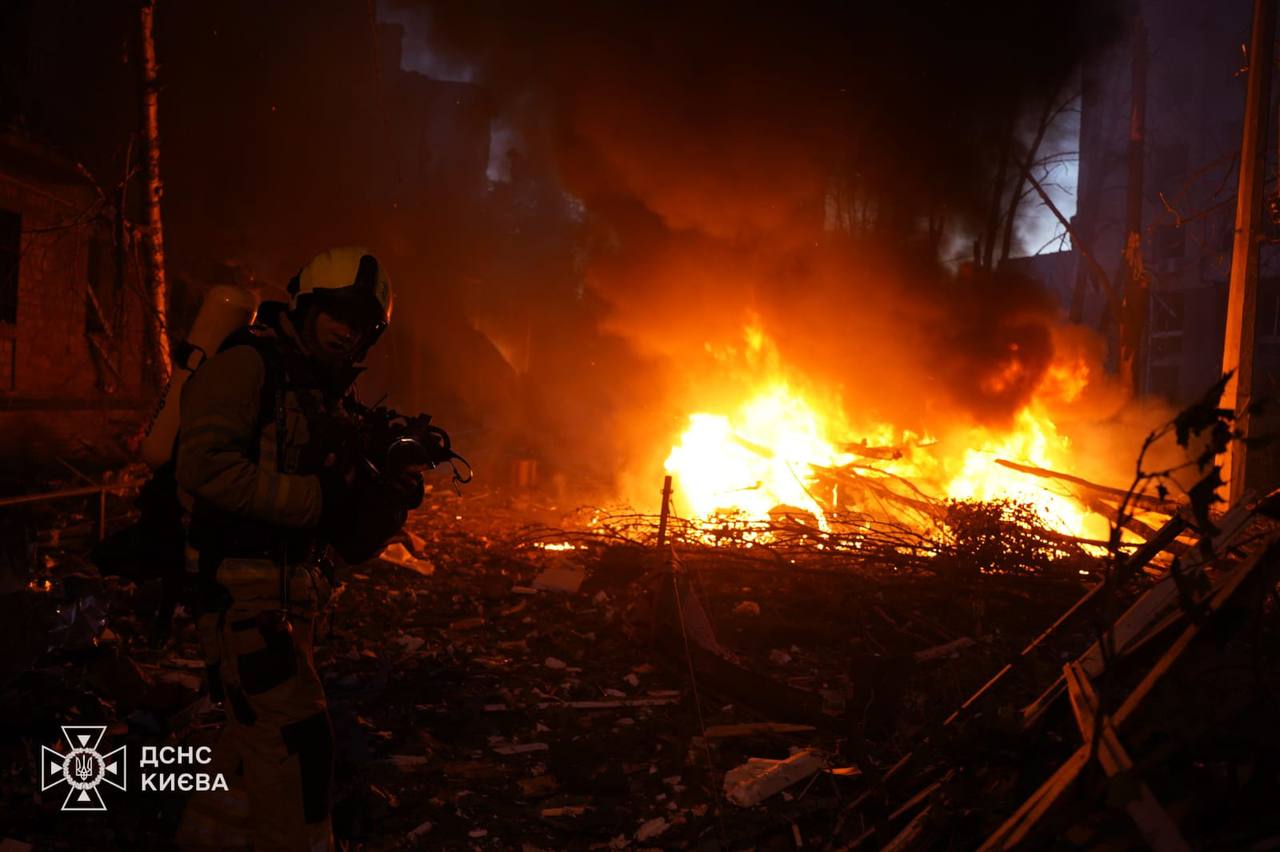 рф масовано вдарила по Києву та області. Фото: ДСНС