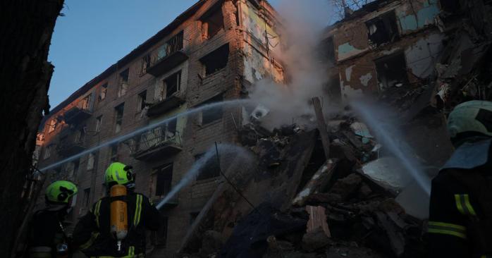 рф массированно ударила по Киеву и области. Фото: ГСЧС