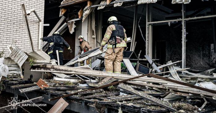 Росіяни скинули КАБ на Куп'янськ, п’ятеро осіб постраждали. Фото: ДСНС
