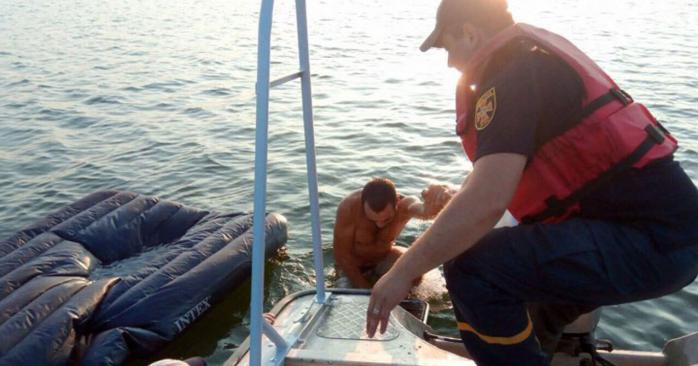 Українські ВМС врятували цивільних, яких винесло в Чорне море на надувних колах. Фото: 
