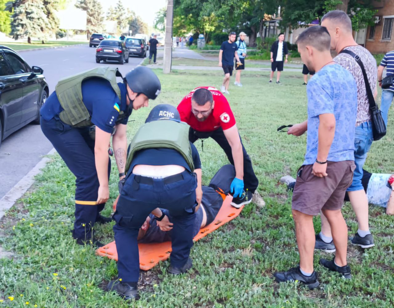 Росіяни атакували FPV-дроном цивільних у Нікополі. Фото: ОВА