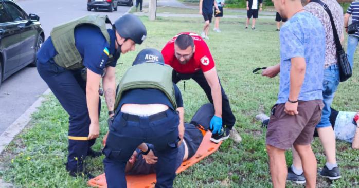 Россияне атаковали FPV-дроном гражданских в Никополе. Фото: ОВА